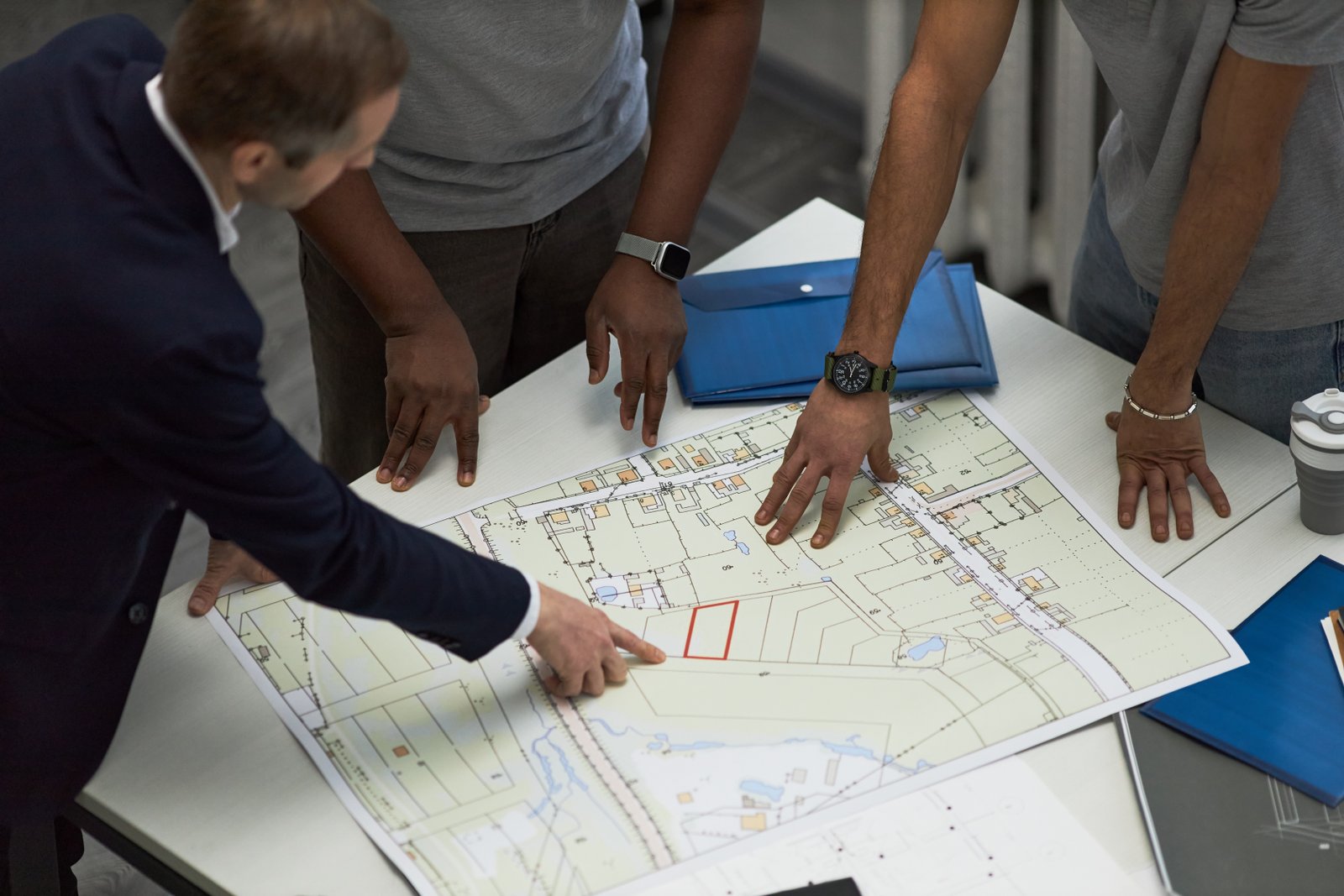 Team analysiert Baupläne